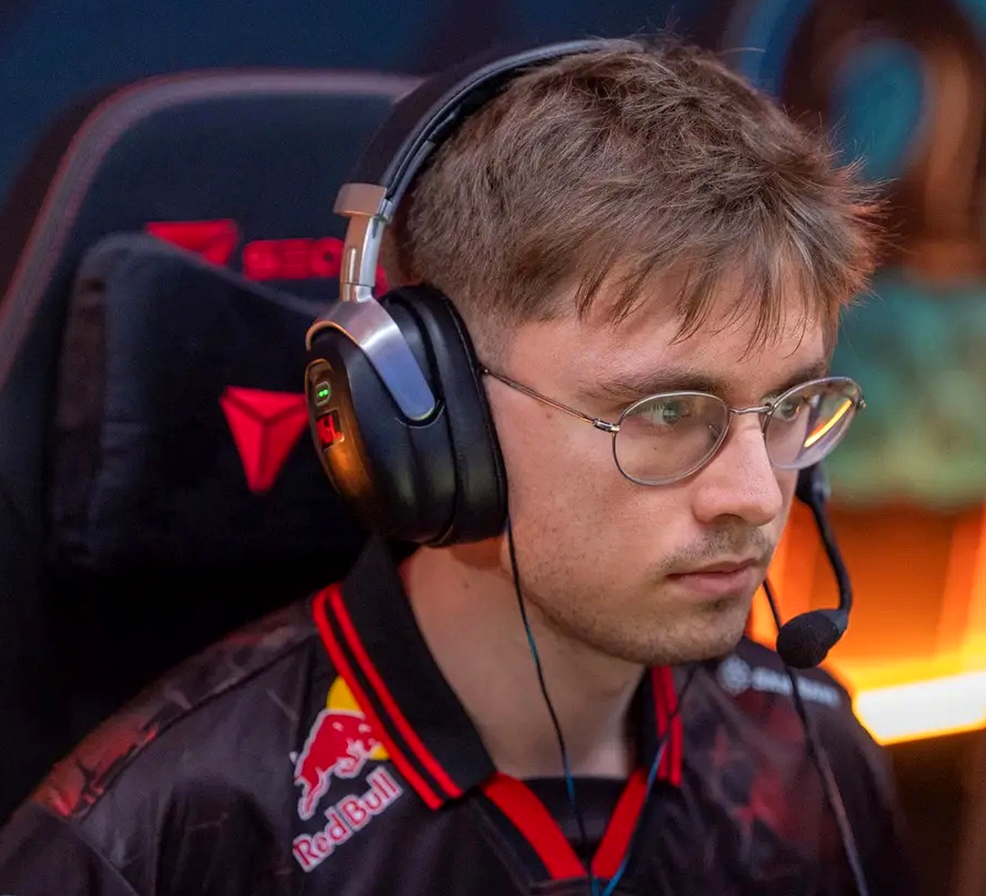 latto во время матча по Counter-Strike 2