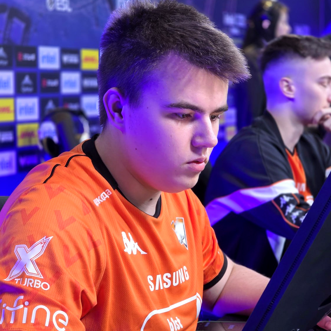 Игрок Virtus.pro концентрируется перед решающими раундами матча CS2.