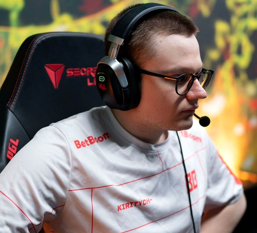 Состав BetBoom Team обсуждает игру на сцене турнира Dota 2