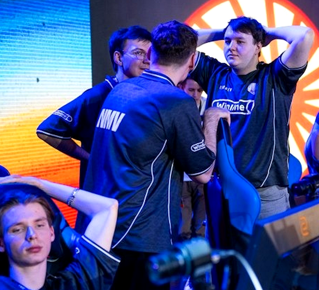 Трофей турнира по CS2 на фоне LAN-арены