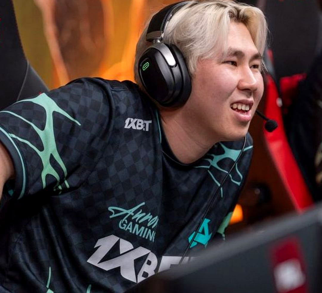 Александр TORONTOTOKYO Хертек в тренерской зоне турнира Dota 2