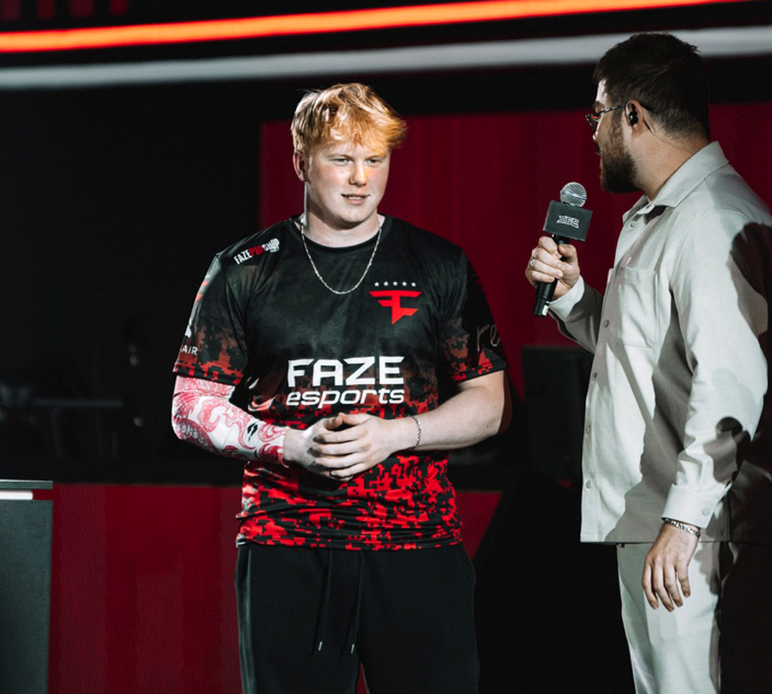 Игроки FaZe обсуждают тактику перед матчем по CS2