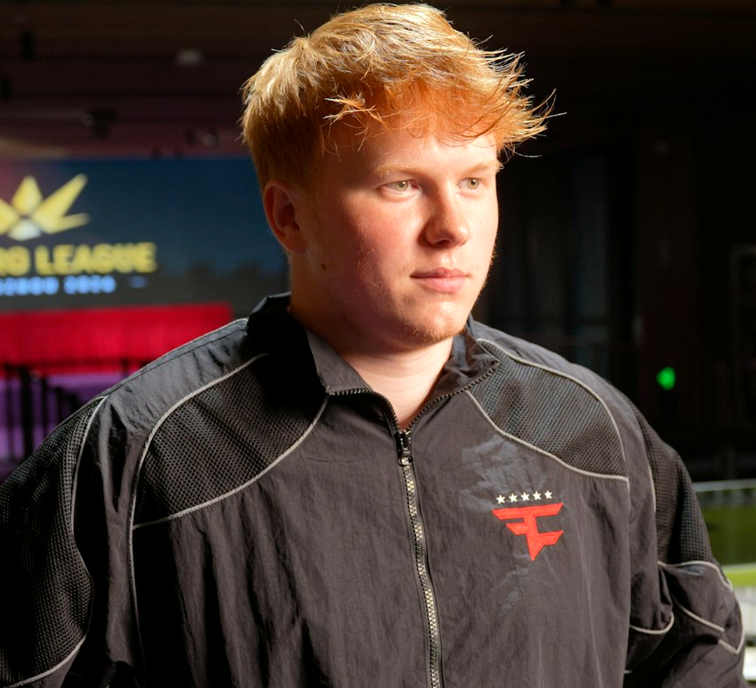 Игроки FaZe покидают сцену после матча CS2.