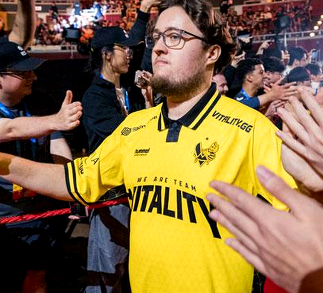 Матьё ZywOo Эрбо во время матча CS2 на сцене турнира