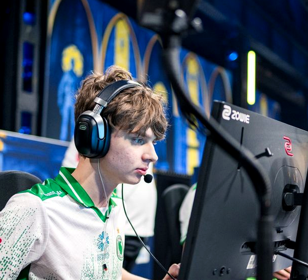 Игрок CS2 во время соревновательного матча на FACEIT