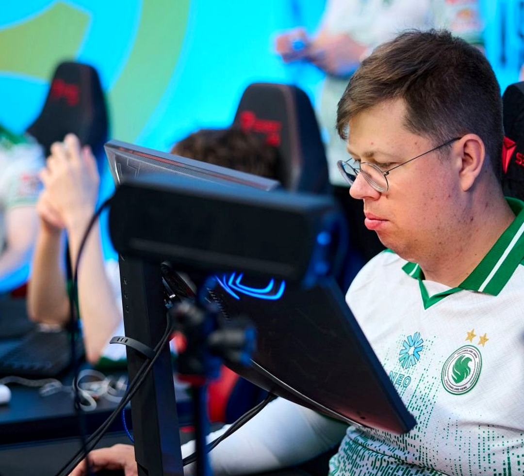 karrigan во время тактической паузы на турнире по CS2