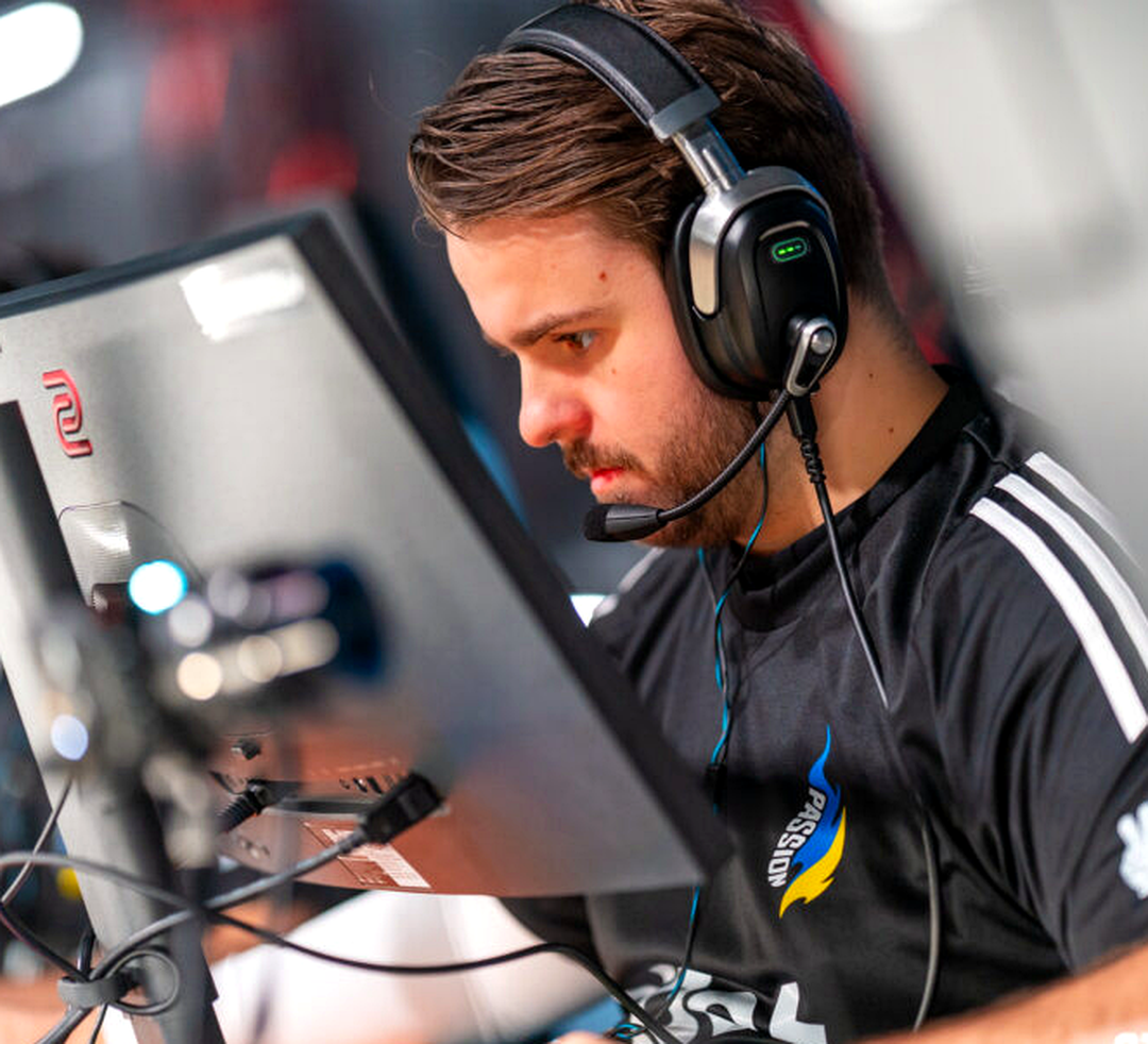 Снайпер NRG hallzerk на LAN-турнире по CS2