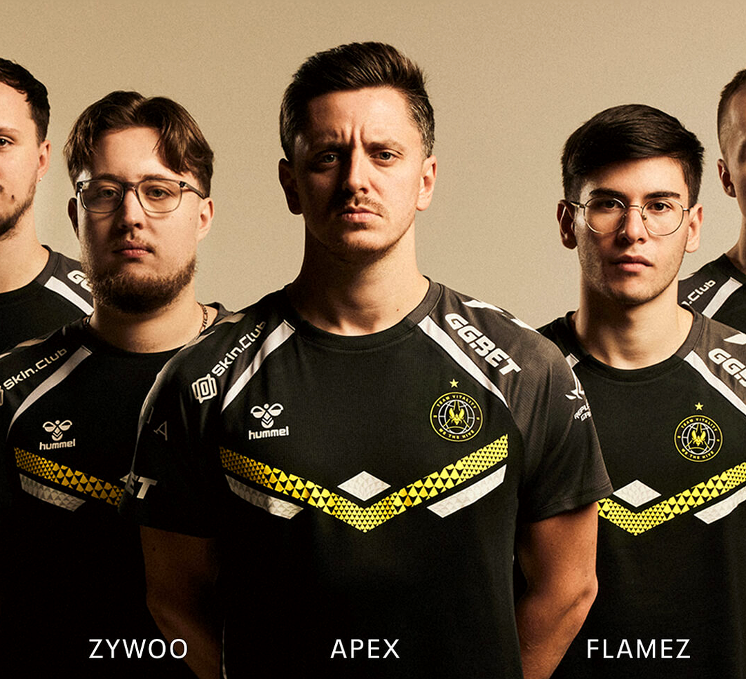 Игроки Team Vitality обсуждают игру на турнире по CS2