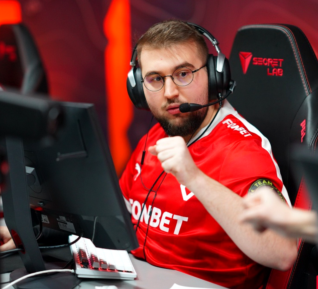 Ádám torzsi Торжаш на сцене турнира по CS2
