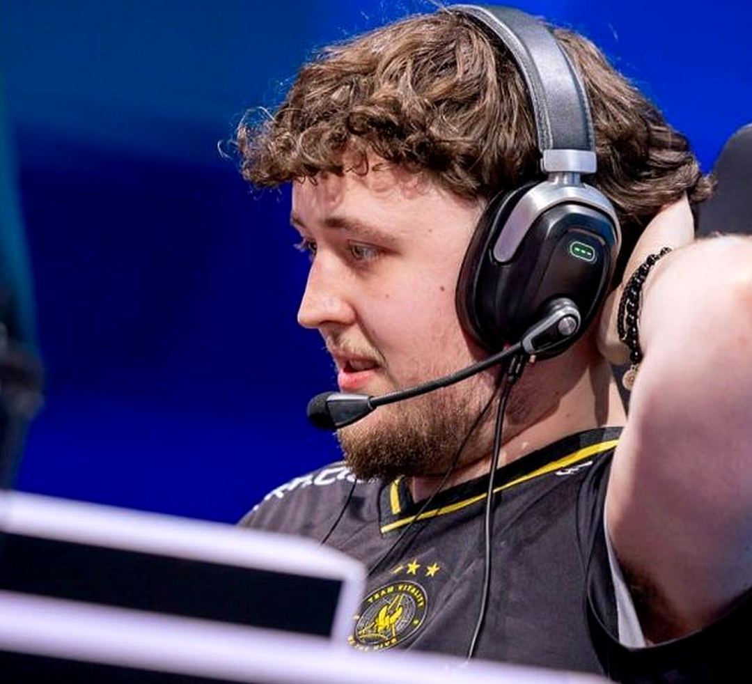 ZywOo готовится к решающему раунду на турнире CS2