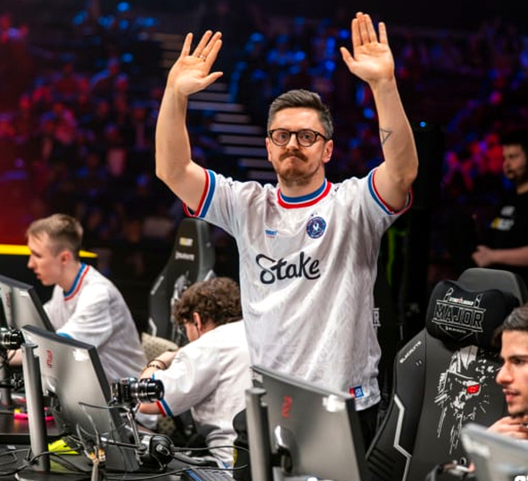 Дан apEX Мадесклер обсуждает тактику с игроками Vitality