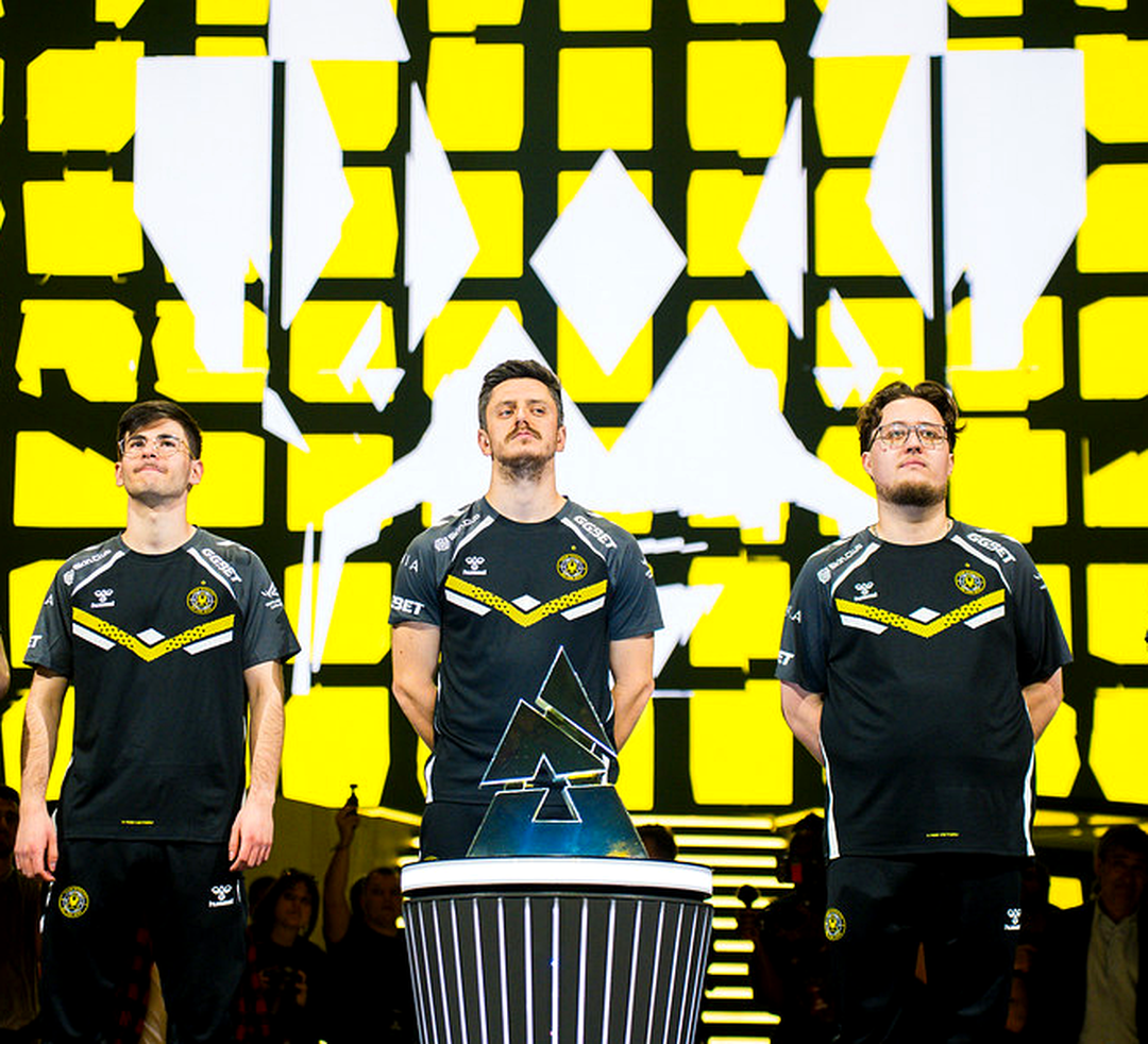 Игроки Team Vitality выходят на сцену турнира CS2