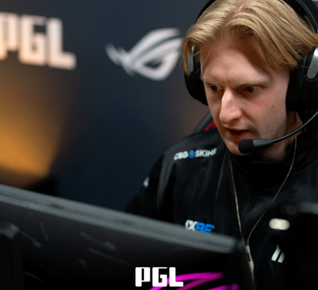 Состав MIBR во время напряжённого матча CS2 на LAN-турнире