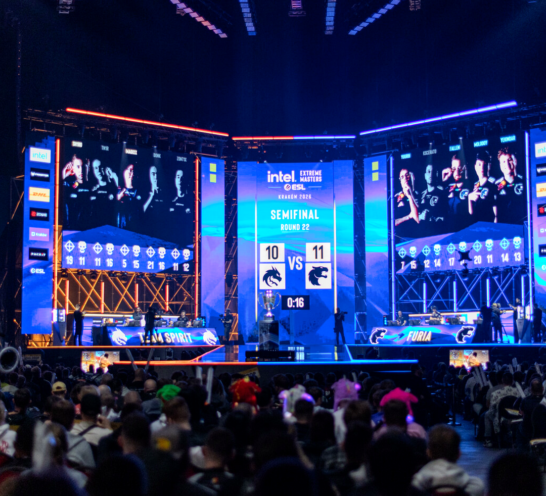 Фрагмент карты Rush в CS2 с индустриальной геометрией и проходом.