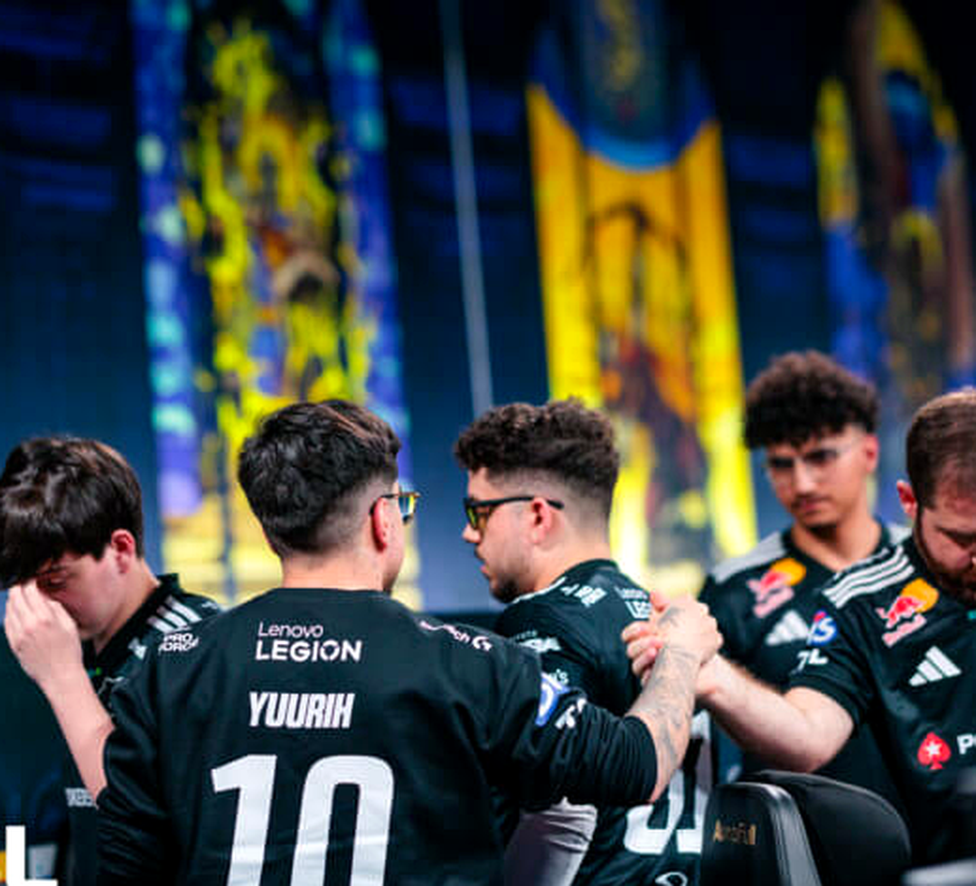 Игроки FURIA обсуждают решения во время паузы на матче CS2