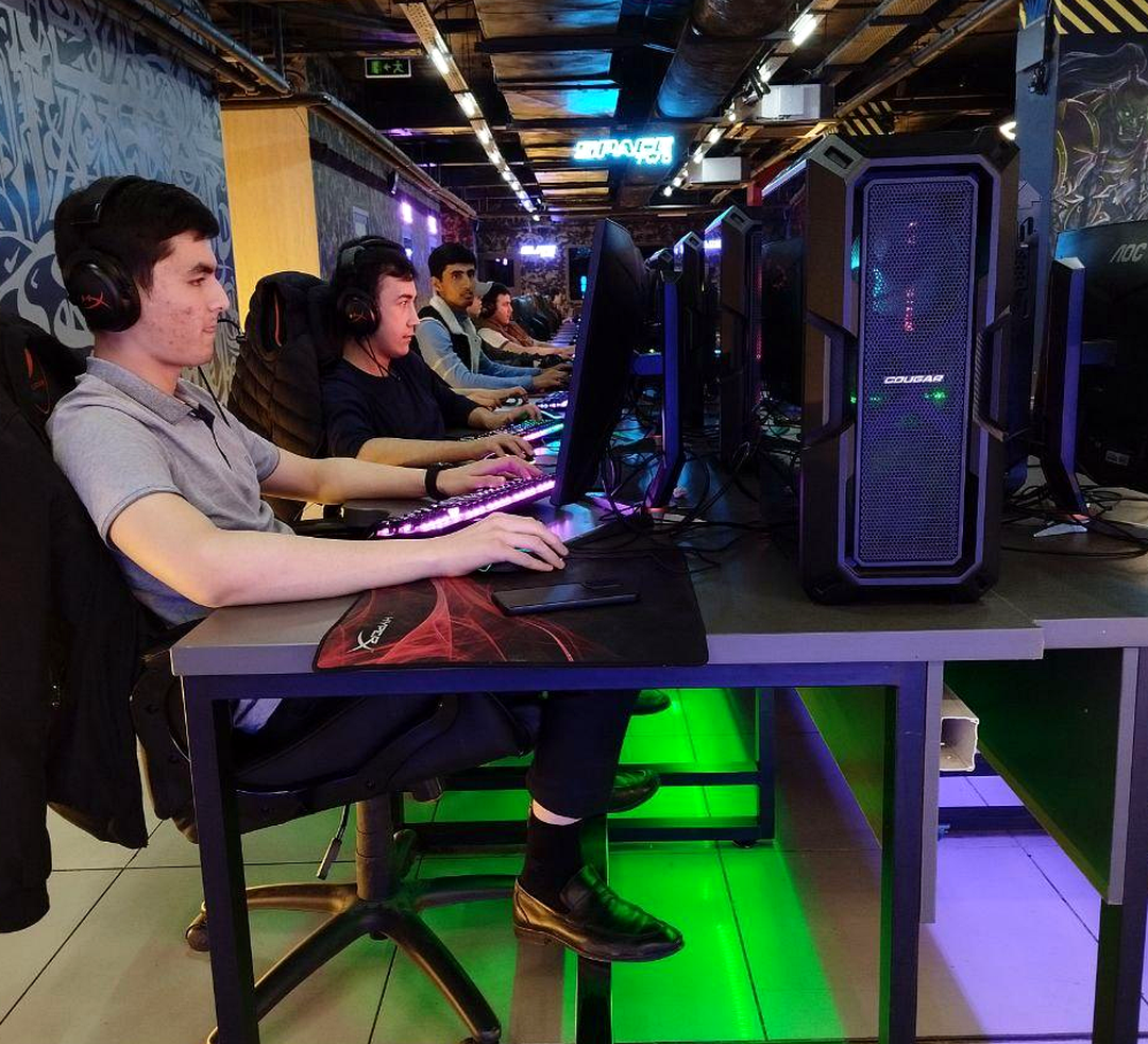Сцена LAN-турнира CS2 в Узбекистане перед матчем на вылет