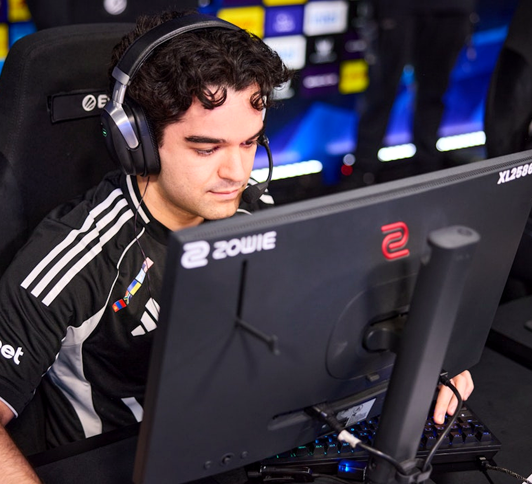 Состав Team Liquid выходит на сцену турнира по CS2.