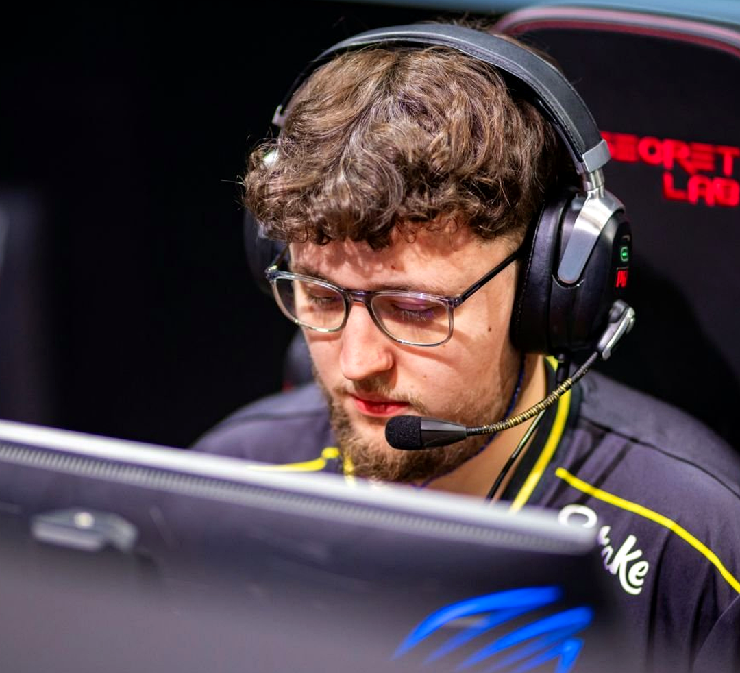 Игрок Vitality проводит решающий раунд против force-buy на Dust2.