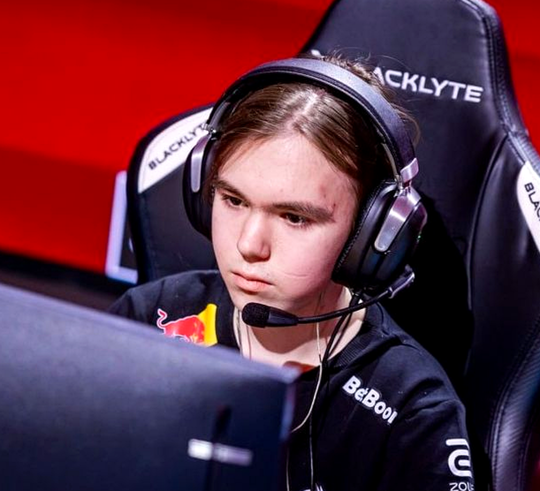 donk из Team Spirit за компьютером во время матча CS2
