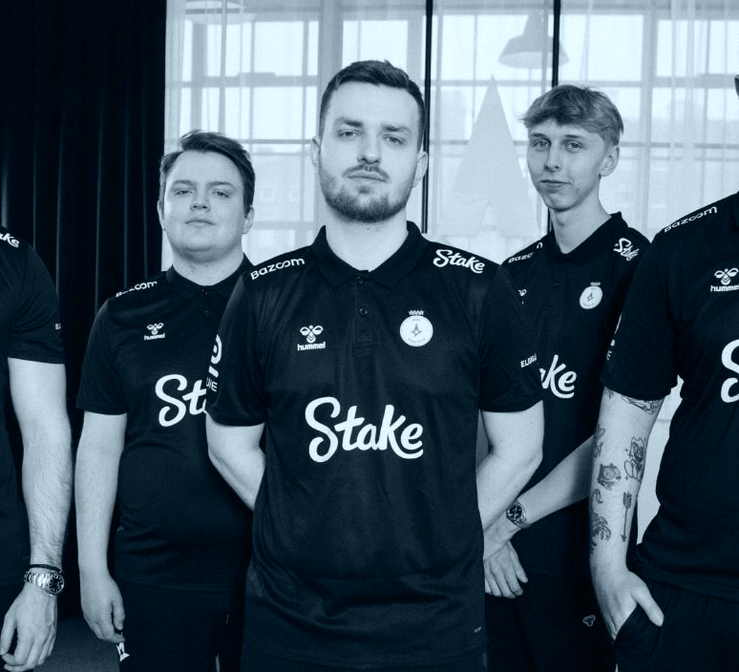 Состав Astralis по CS2 обсуждает стратегию перед матчем
