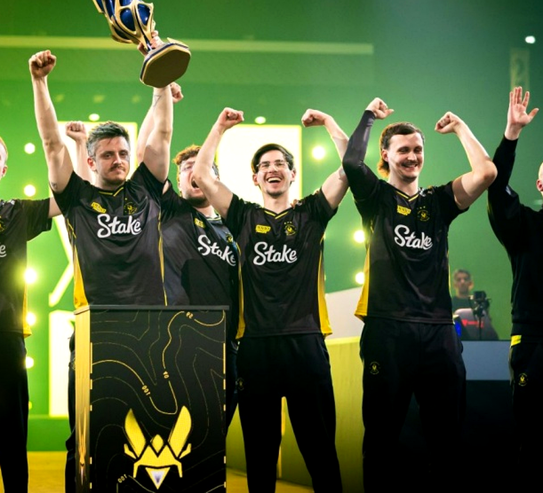 Игроки Vitality празднуют победу с трофеем на турнире CS2