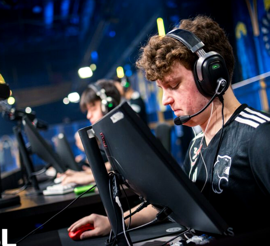 Киберспортсмен играет матч CS2 на FACEIT за компьютером