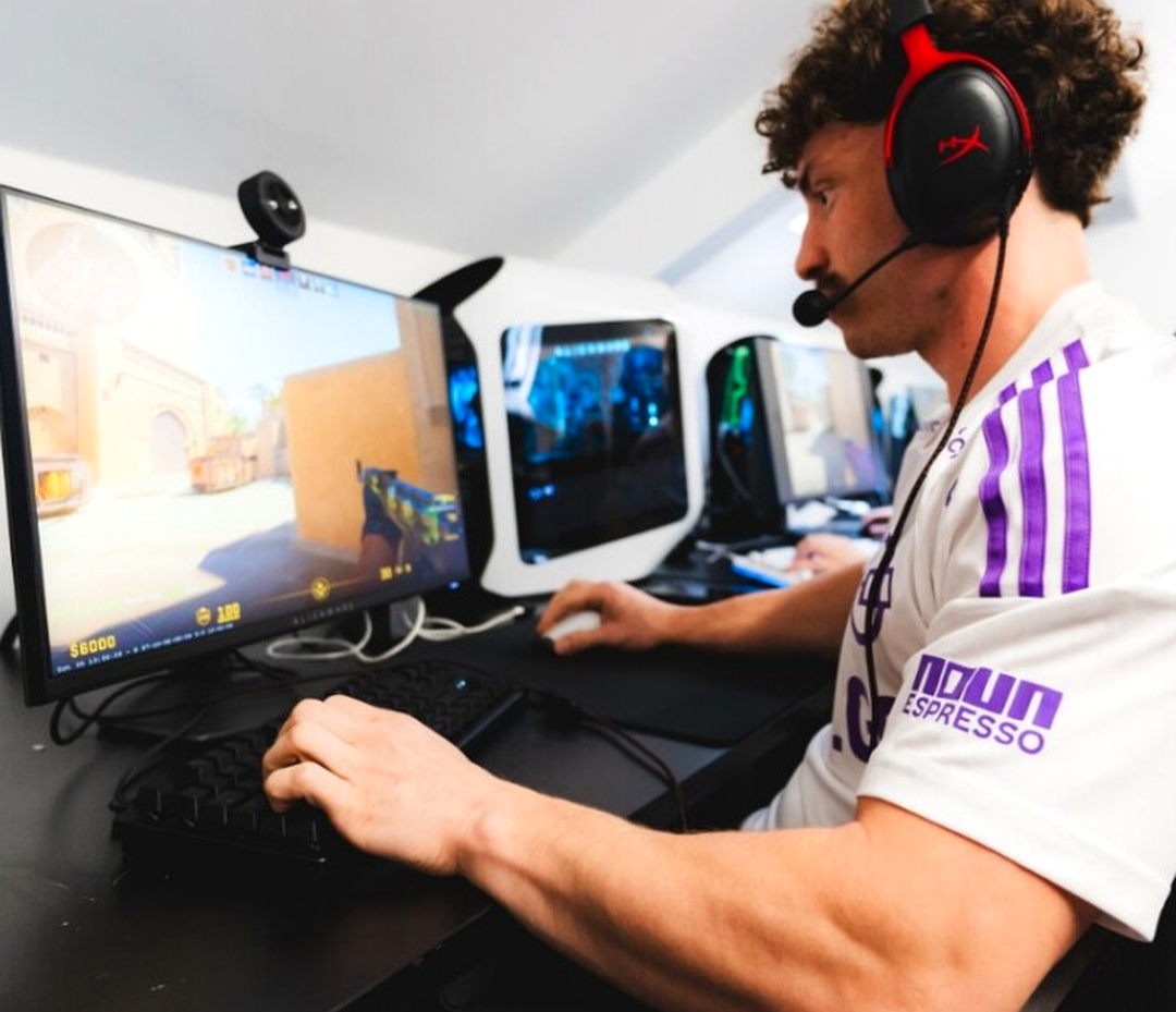 Подготовленное место игрока перед тренировкой в Counter-Strike 2