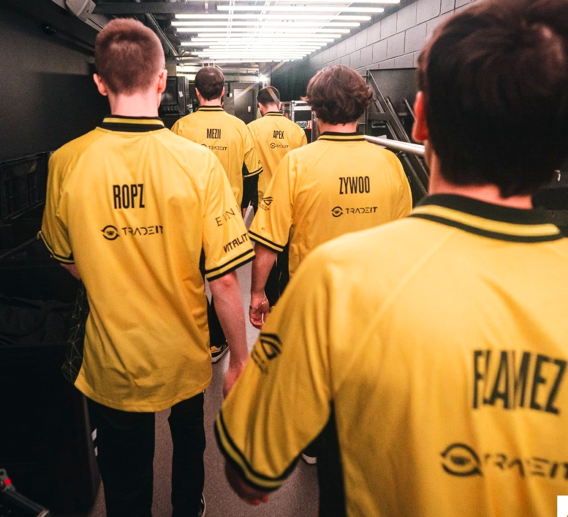 Игроки Team Vitality готовятся к матчу CS2 за кулисами арены