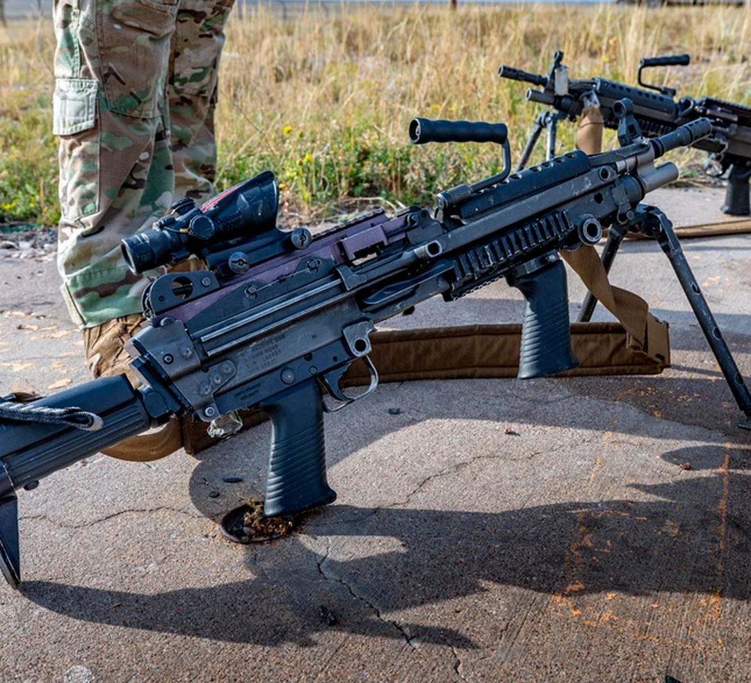Пулемёт M249 в окружении карты Counter-Strike 2