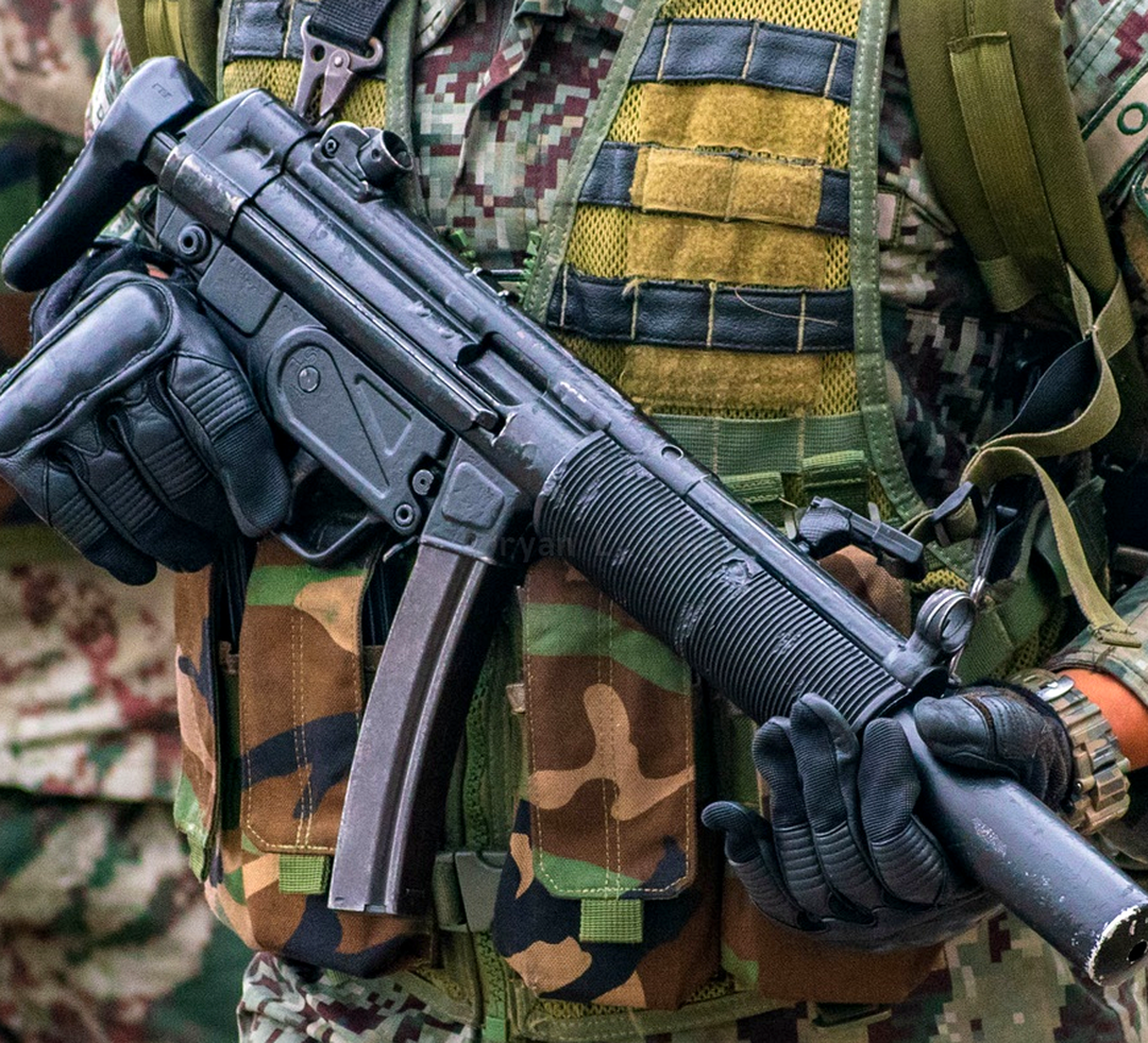 Пистолет-пулемёт MP5-SD и граната на карте Counter-Strike 2