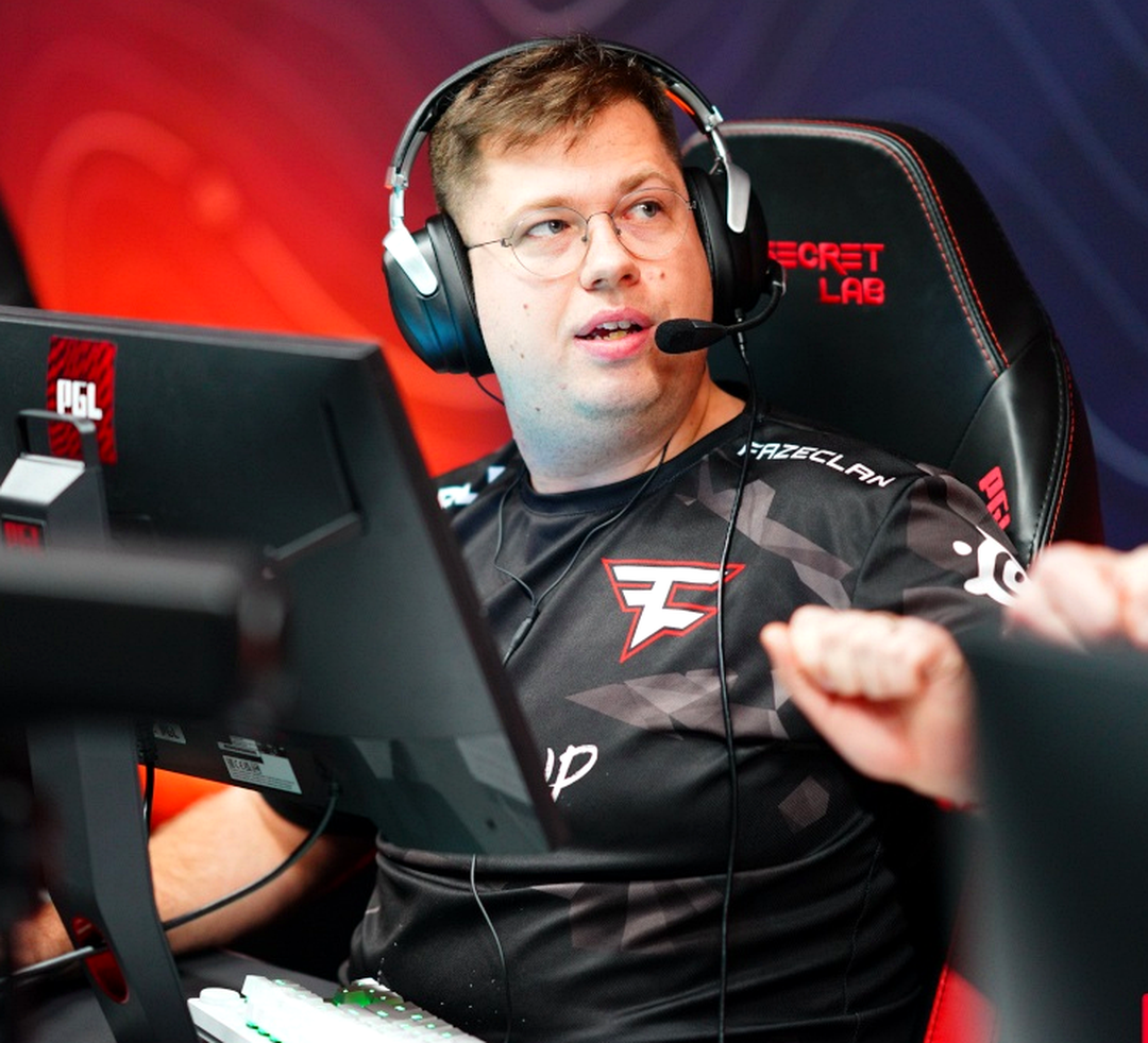 karrigan во время тактической паузы на турнире по CS2