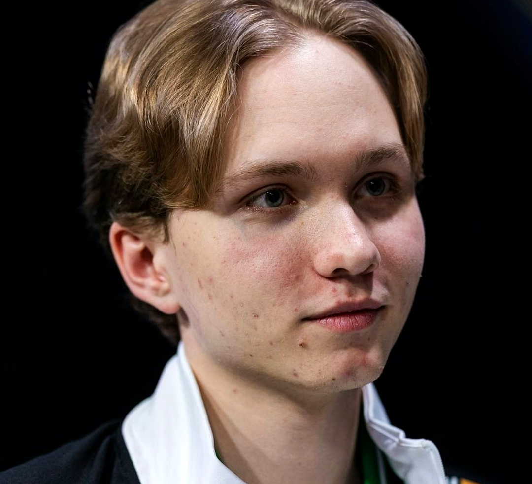 Игрок CS2 сосредоточен во время напряжённого матча FACEIT