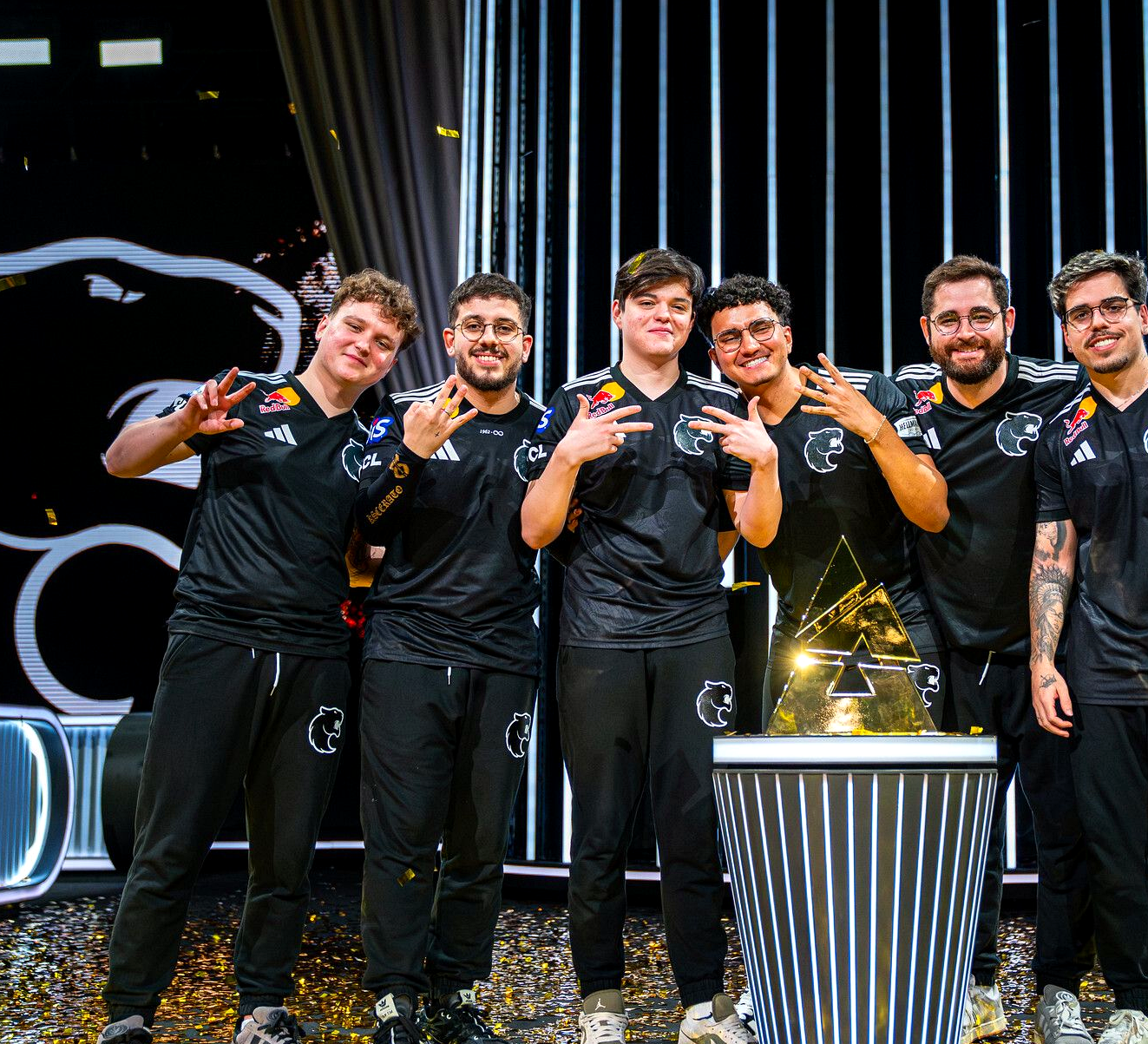 Состав FURIA выходит на сцену перед финалом Thunderpick World Championship 2026