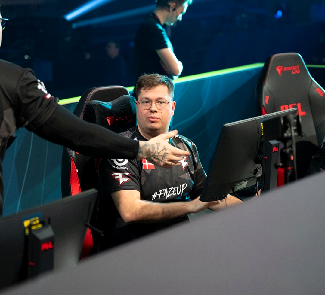 karrigan во время тактической паузы на турнире CS2