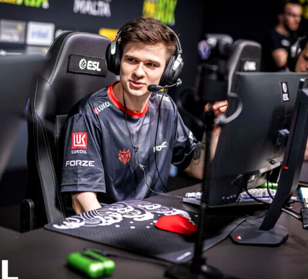 shalfey руководит командой во время матча CS2