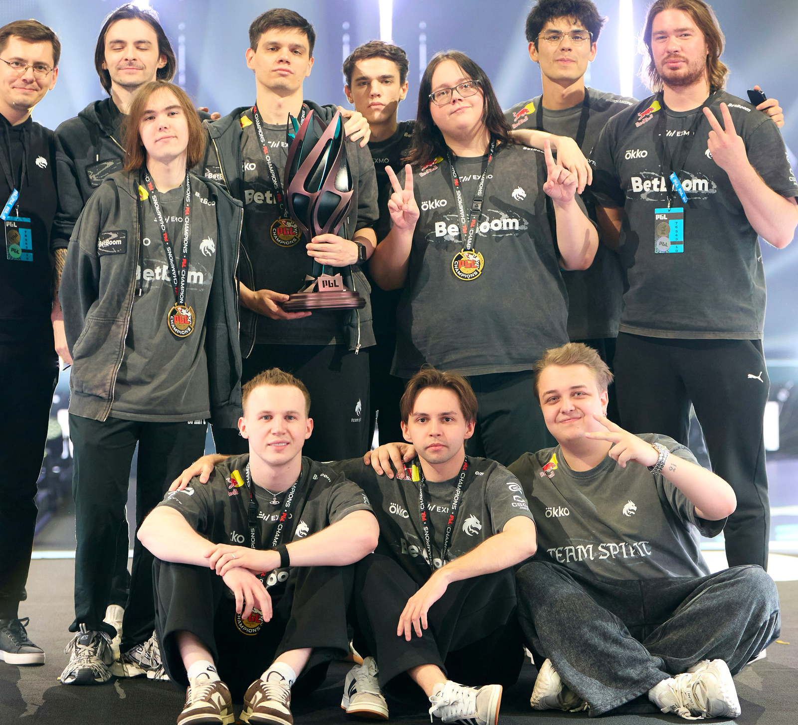 Состав Team Spirit выходит на сцену турнира по CS2