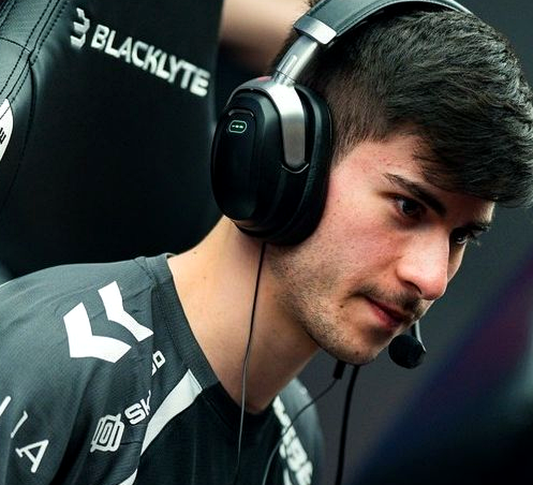 Игрок Team Vitality удерживает позицию в матче по CS2