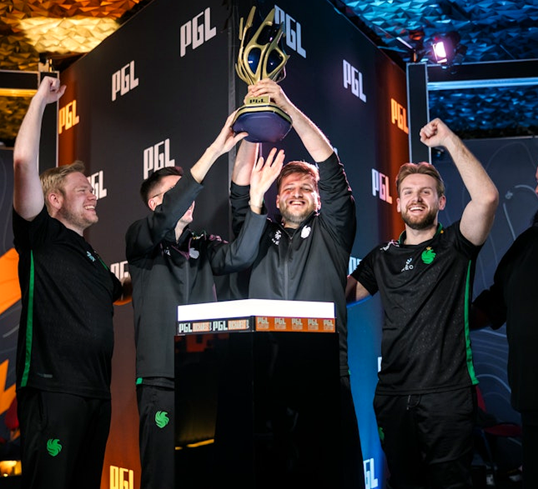 Арена квалификации PGL Bucharest по Counter-Strike 2 перед решающим матчем.