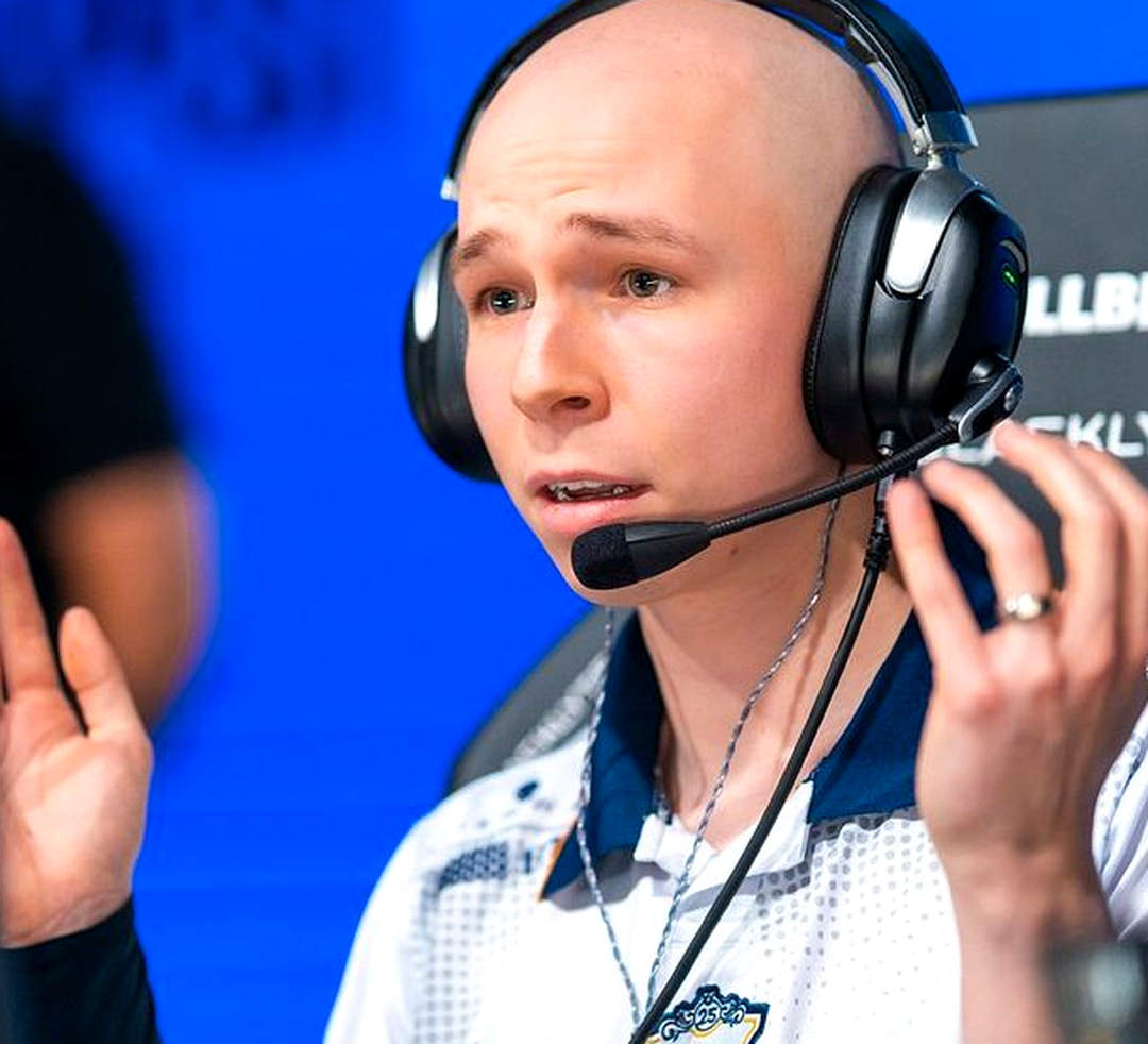 Игроки CS2 на сцене Major во время проверки составов.